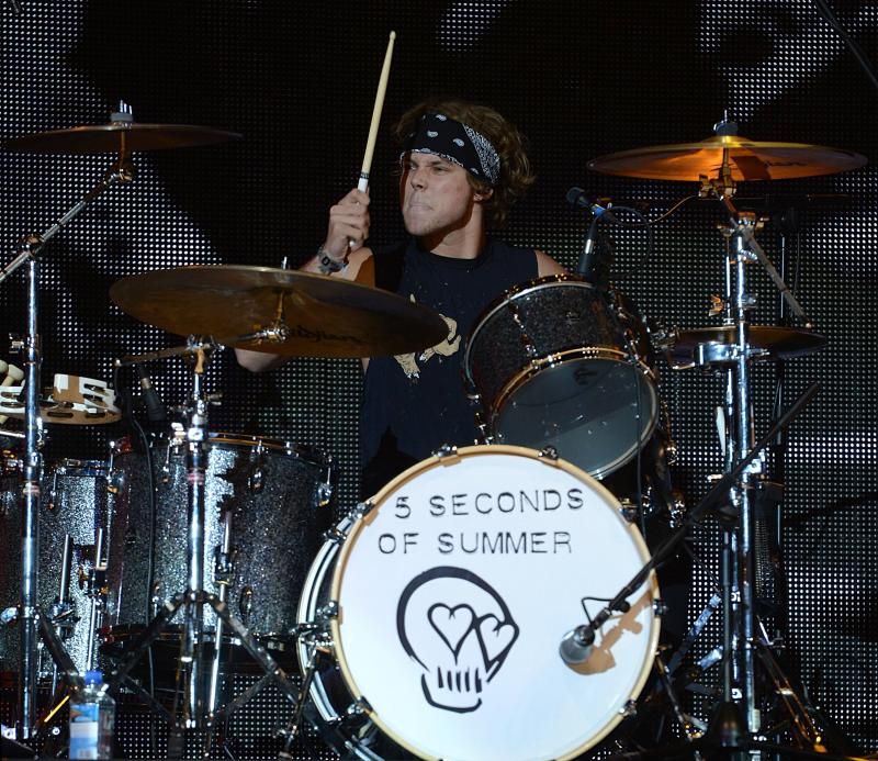 Барабанщик 5sos Эштон Ирвин порвал с моделью Брианной Холли