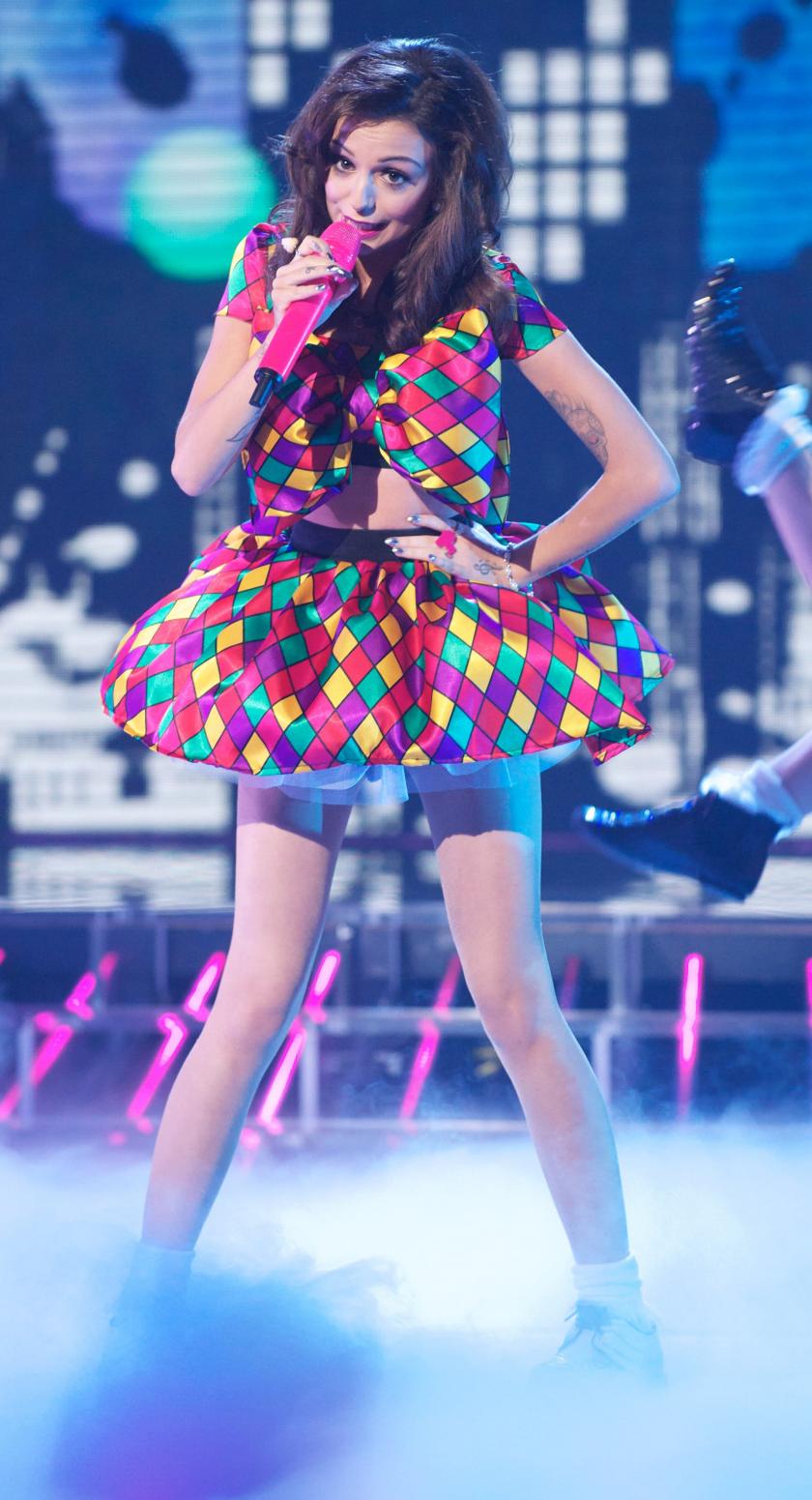 Шер Ллойд выступает на шоу X Factor, 2011 год