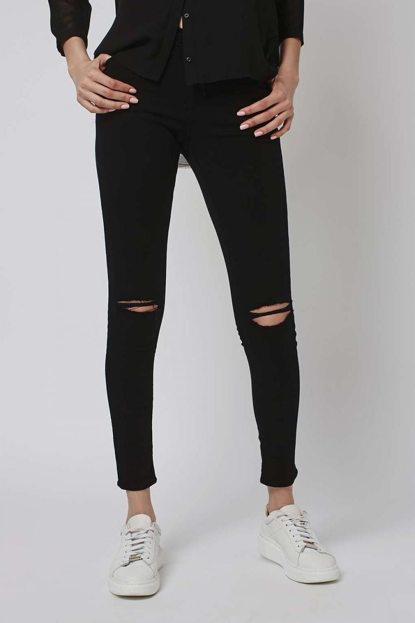 В Topshop несколько подобных моделей. На фото - MOTO Black Ripped Leigh Jeans