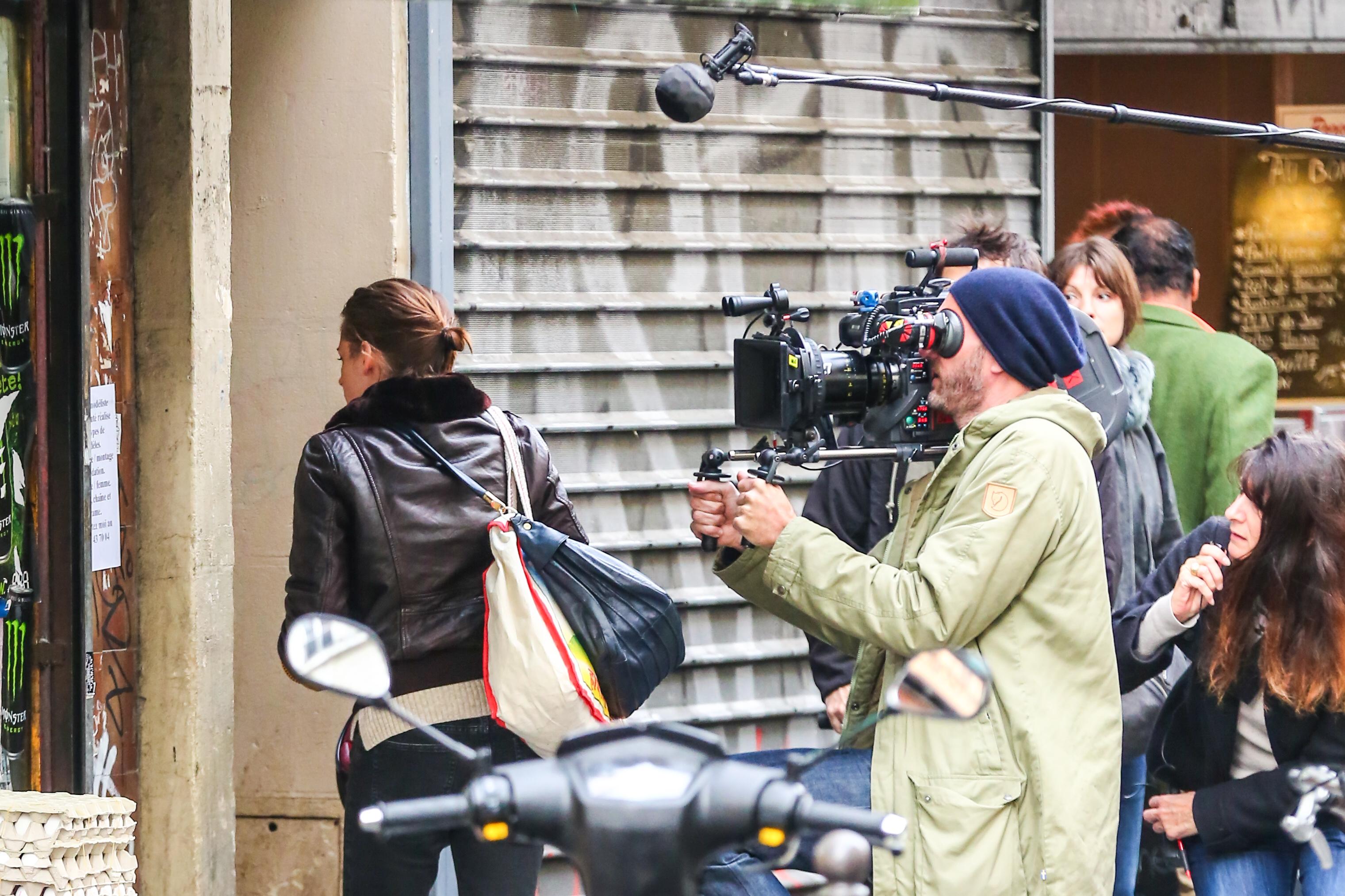 Кристен Стюарт оседлала мотоцикл на Рю де ла Пэ в центре Парижа