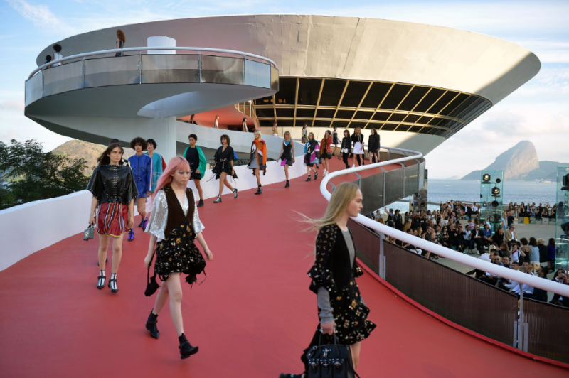 10 лучших звездных образов в одежде Louis Vuitton