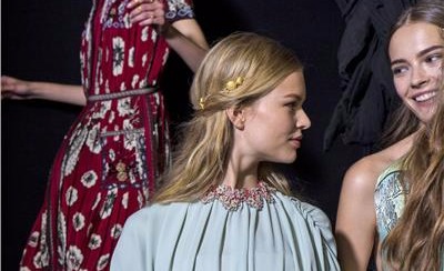 Нимфы от Valentino: необычные прически показа