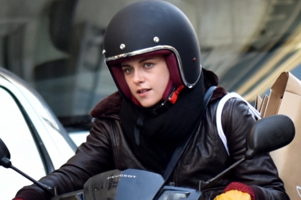 Кристен Стюарт оседлала мотоцикл на Рю де ла Пэ в центре Парижа