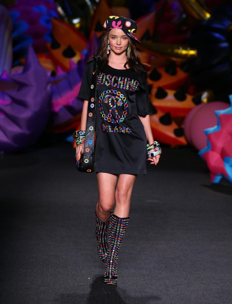 7 лучших звездных образов с показа Moschino