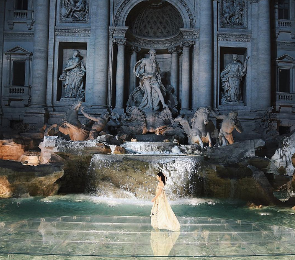 Кендалл Дженнер идет по невероятному подиуму в Риме