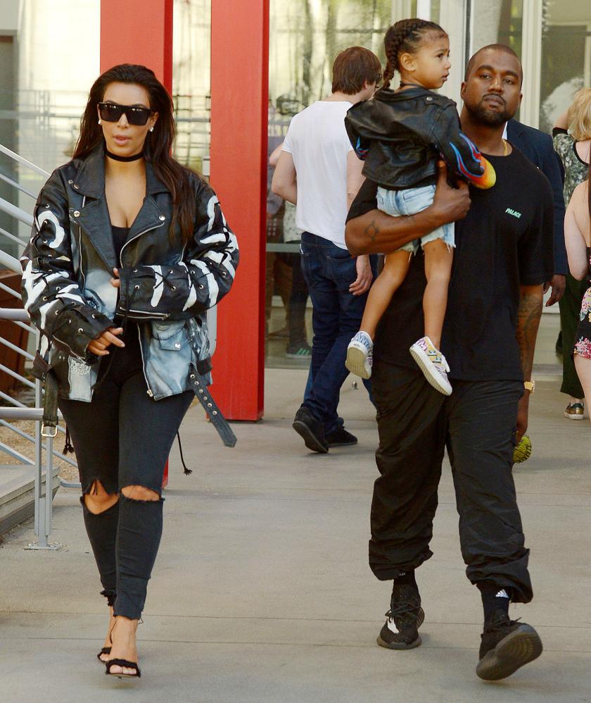 Канье и Ким часто показывают нам уличную моду: Ким в куртке на пять размеров больше, а Канье - в трениках