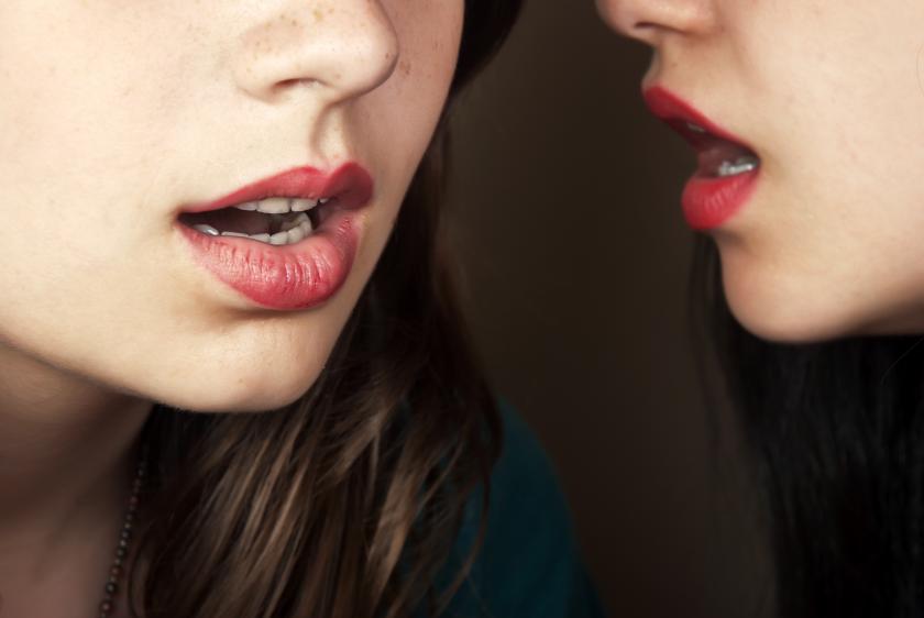 Следи за губами: как расшифровать невербальные сигналы собеседника