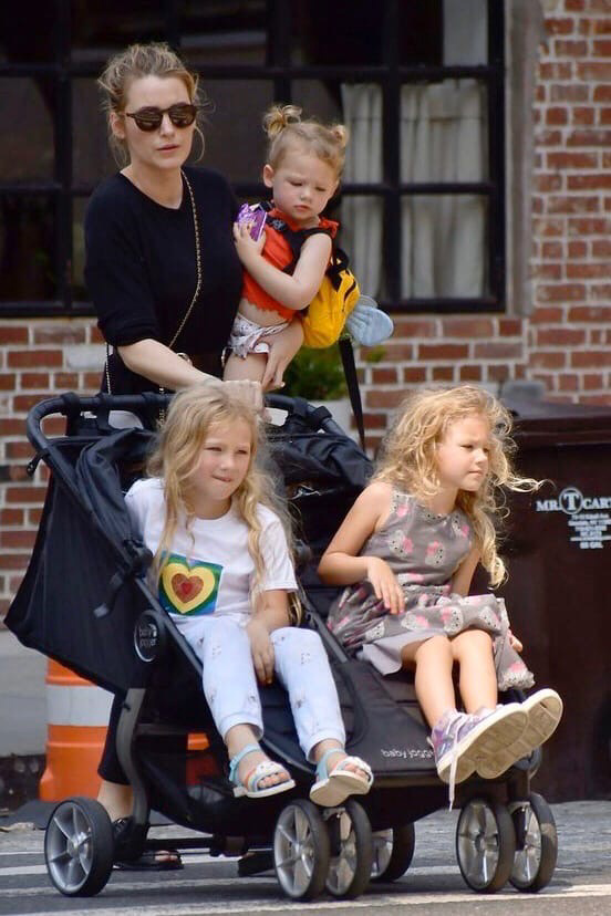 И снова звёздный выход: Блейк Лайвли замечена на прогулке с тремя дочерьми