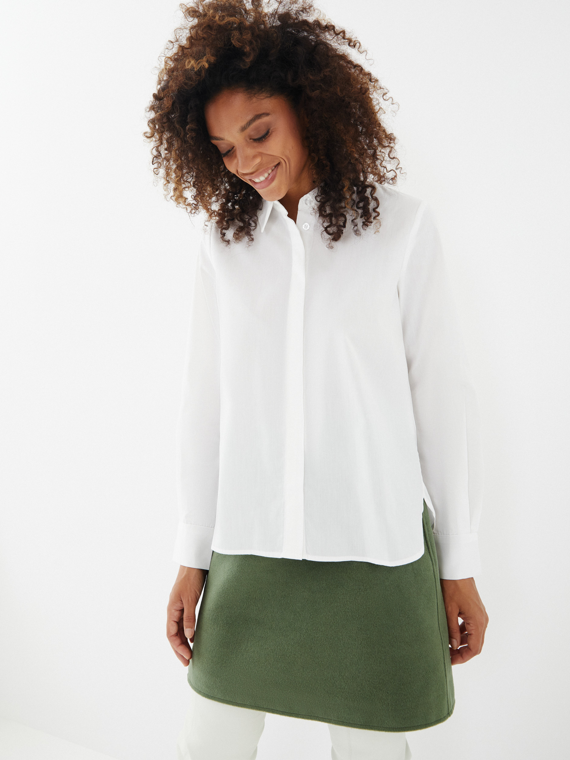 Классика дресс-кода: 12 идеальных белых блузок на осень
