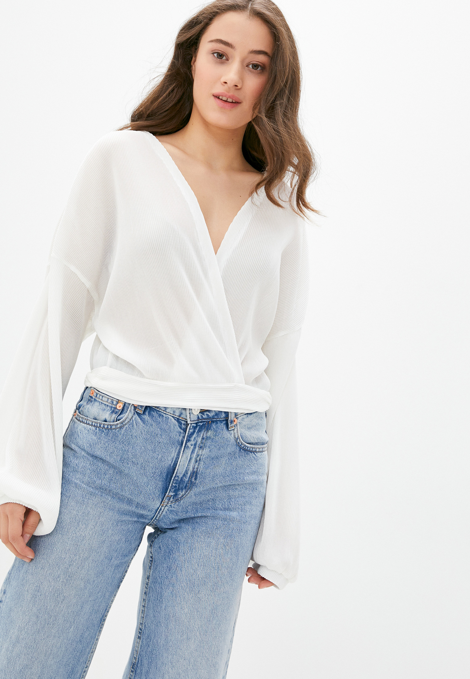 Классика дресс-кода: 12 идеальных белых блузок на осень