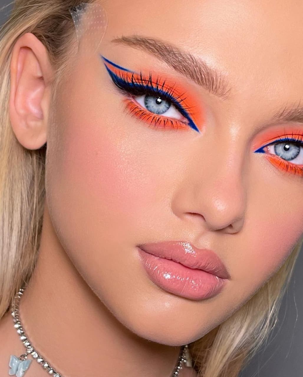 Яркий макияж с лёгким затемнением на губах (@kr_anastasias2.0)