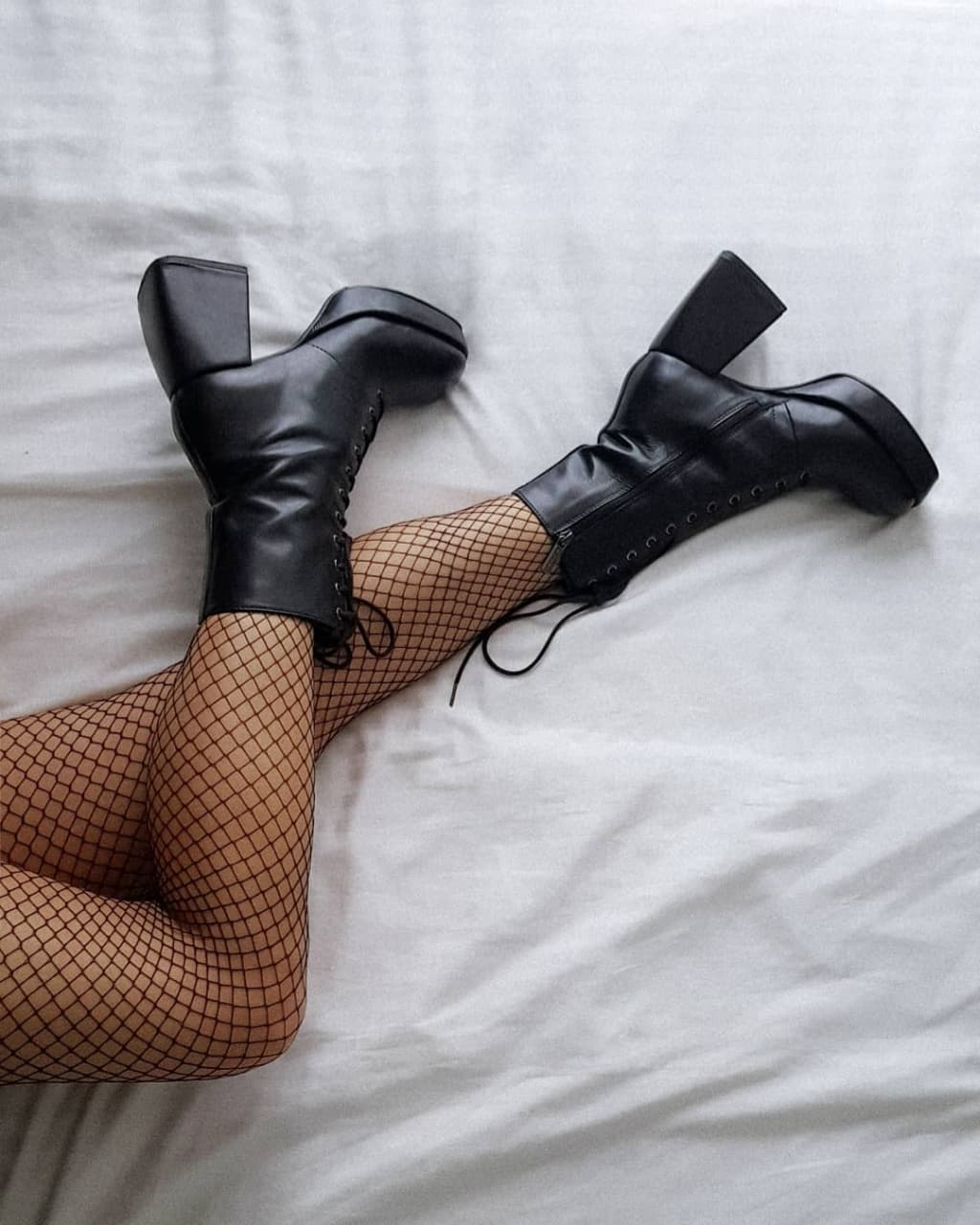 Отлично смотрятся с сетчатыми колготками и, например, кожаной юбкой (@la_minute_fashion)