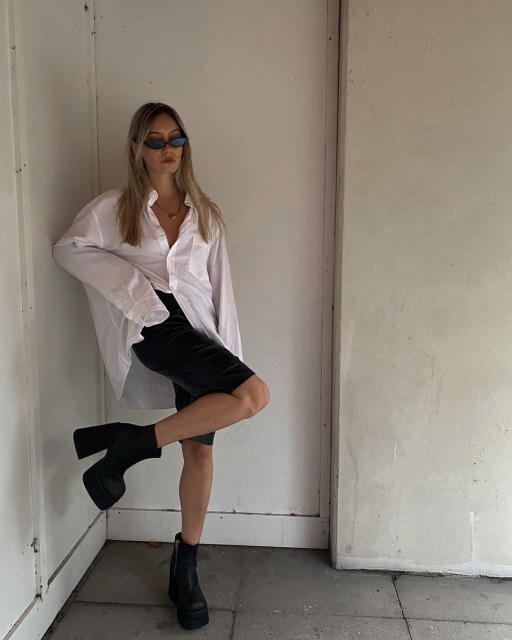 Классические образы с рубашками и шортами (@lauraspilletts)