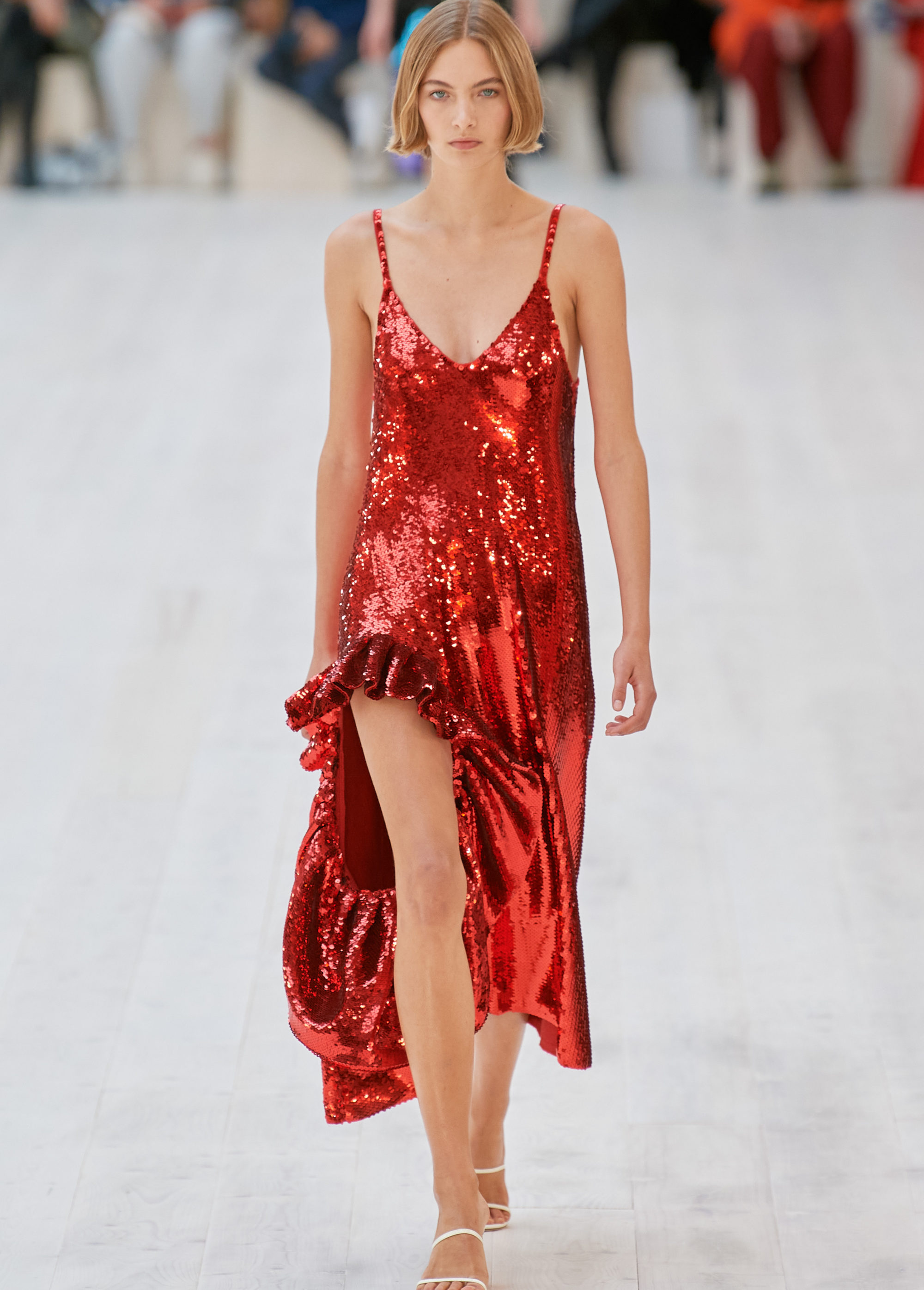 Красное и элегантное платье от Loewe